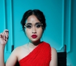 <i>Stunning</i> dengan gaun merah
