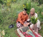 Momen ziarah ke makam ayah