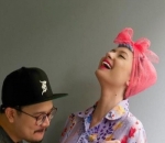 Momen <i>happy</i> umumkan berita kehamilan