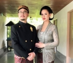  Pemotretan manis dengan baju tradisional