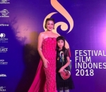 Nirina dengan gaya glamor
