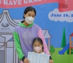 Dampingi putri sulung di momen kelulusan