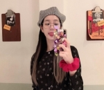 Potret <i>Mirror Selfie</i> Imut