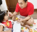 Momen telaten Suapin anak