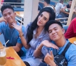 Momen akrab dekat rekan artis