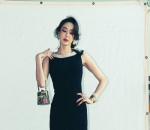  Elegan dengan gaun hitam