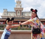 Kompakan kenakan telinga mickey mouse