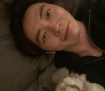 Potret <i>selfie</i> tampan Sambil rebahan