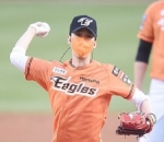 Momen kece <i>first pitch</i> 