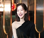 Senyum lebar bikin terpesona