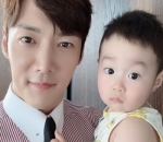 Akrab dengan anak kecil