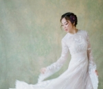 Tampil bak peri dengan <i>dress</i> putih