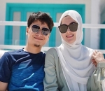 Senyum bahagia seolah dunia milik berdua