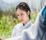 Menawan saat kenakan hanbok
