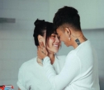 Momen romantis seolah dunia milik berdua