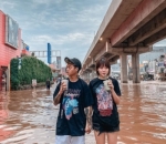 Momen epik foto di tengah genangan banjir