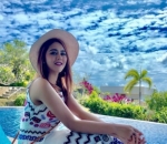 Gaya ceria nikmati sinar  matahari