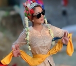 Gerak luwes saat menarikan tarian sintren