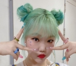 Pamerkan pose imut 