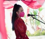 Berwibawa dalam Gaun Merah