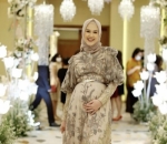 Pamer <i>baby bump</i> di momen kondangan