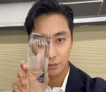 Pose Lucu dengan Piala