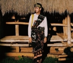 <i>Charming</i> dengan Baju adat