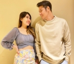 Saling Menatap Penuh Cinta