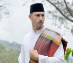 Tampan dalam Baju Koko