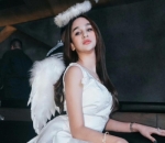 Kenakan kostum malaikat untuk Halloween 