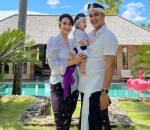 Keluarga bersahaja, kenakan pakaian adat bali