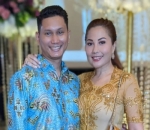 Tampil Kompak Dengan Suami Saat Kondangan