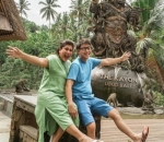 Suka Berpose Serupa
