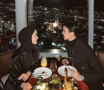 dinner romantis berlatar indahnya pemandangan malam