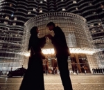 pose romantis di depan burj khalifa