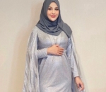  bumil anggun saat kenakan dress