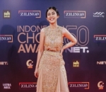 Anggun Dengan Gaun Emas