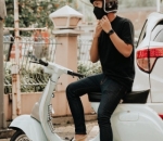 Bergaya Kasual Dengan Vespa Baru