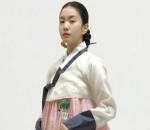 Tampil Anggun Dalam Balutan <i>Hanbok</i>