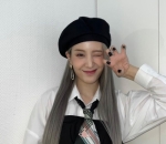 Bergaya Manis Saat Memakai Topi Baret