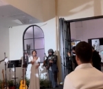 Lala menyanyi untuk Chris