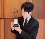 Pose Bareng Piala Pertama