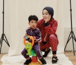 Medina dan Syafi asyik bermain
