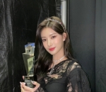 Pose Imut Dengan Penghargaan Pertama