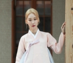 Anggun Saat Memakai <i>Hanbok</i>