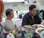 Abdul Rozak masak sendiri