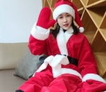 Pamer Keimutan Dengan Kostum Santa Clause