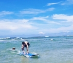 Momen berselancar di Bali