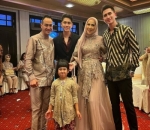 Potret lengkap bersama Vania