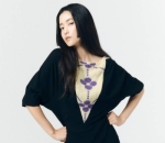 Perpaduan dress dan gaya rambut unik